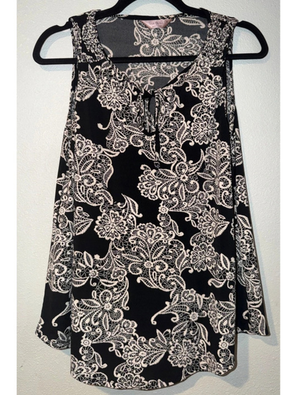 SJS Women’s Black & Cream Floral Paisley Sleeveless Blouse Size Medium